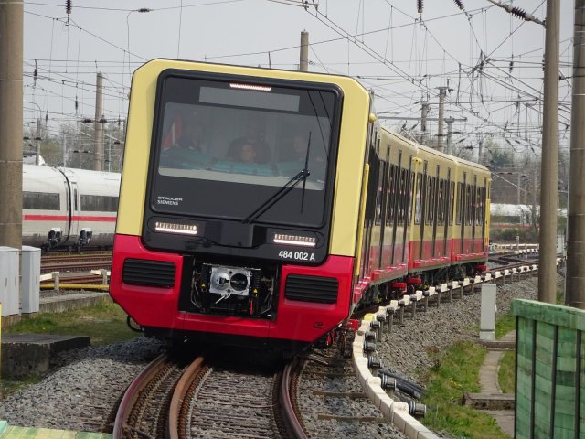 Im April 2019 drehten die neuen Züge der Baureihe 483/484 noch ihre Runden im Siemens-Testcenter Wegberg-Wildenrath, ab Neujahr werden die Fahrgäste auf sie losgelassen.