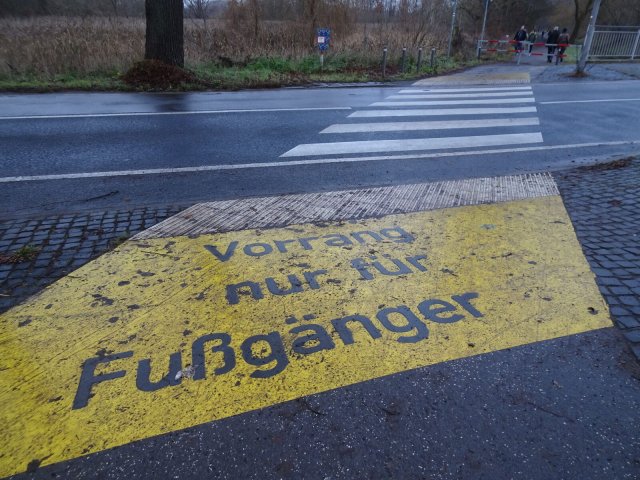 Auf dem Pankeweg in Berlin-Karow müssen Fußgänger, Radler und Autofahrer sehen, wie sie klarkommen.