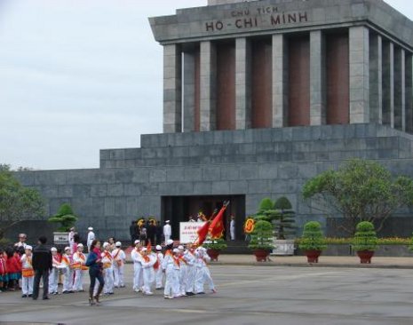 Fahnenappell vor dem Ho-Chi-Minh-Mausoleum auf dem Ba-Dinh-Platz in Hanoi