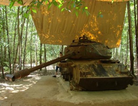 Erbeuteter USA-Panzer im Wald der einstigen Widerstandshochburg Cu Chi, etwa 70 Kilometer vor den Toren Ho-Chi-Minh-Stadts