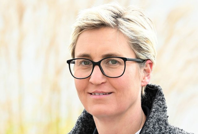 Susanne Hennig-Wellsow ist Landes- und Fraktionsvorsitzende der Linkspartei in Thüringen. Zusammen mit Janine Wissler kandidiert sie für den Bundesvorsitz der Linken, die Wahl findet Ende Februar auf einem Online-Parteitag statt.