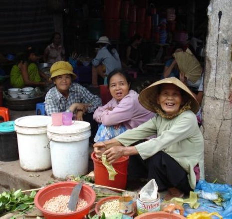 Einnahmen f&#252;r die Familienkasse: Vietnamesische Frauen offerieren ihre Produkte auf dem Markt.
