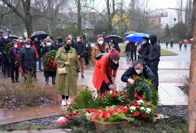 Die Linke-Bundesvorsitzende Janine Wissler (im roten Mantel) bei der Kranzniederlegung an der Gedenkstätte der Sozialisten.