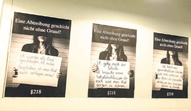 Warum Frauen einen Schwangerschaftsabbruch vornehmen lassen: Plakate in der Ausstellung »Maria und der Paragraph«.