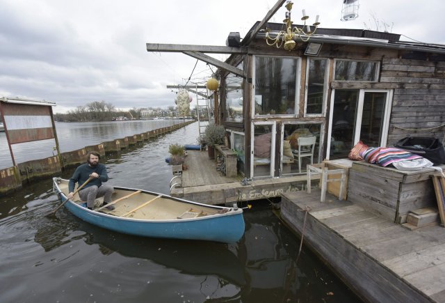 Der Fotograf Claudius Schulze fährt auch bei schlechtem Wetter zu seinem Hausboot in der Rummelsburger Bucht, um zu schauen, ob alles in Ordnung ist – und um zu arbeiten.