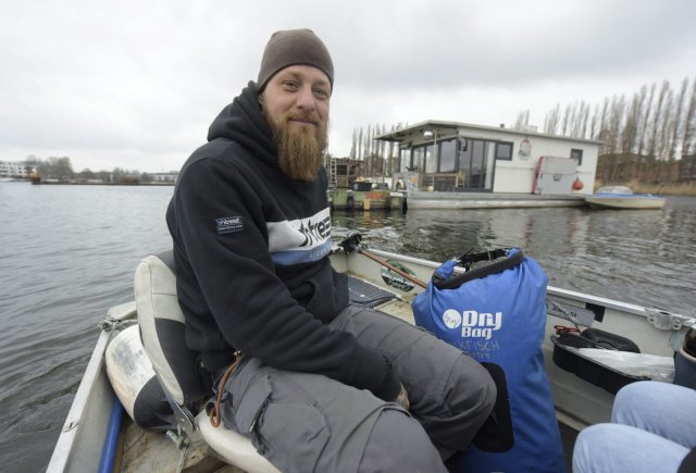 Jan Ebel lebt seit 10 Jahren überwiegend in der Rummelsburger Bucht. Er ist begeistert von dem Leben auf dem Wasser.