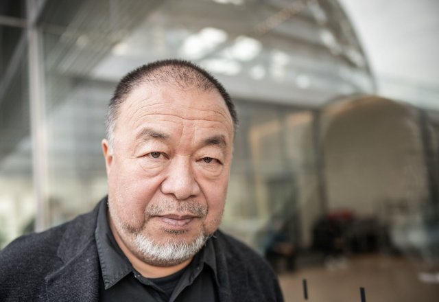 Der Konzeptkünstler, Architekt und  Regisseur Ai Weiwei (Jahrgang 1957) wuchs teilweise in Xinjiang im Nordwesten Chinas auf, offiziell Uigurisches Autonomes Gebiet. Seit Langem kritisiert er die Regierung seines Landes und war deshalb immer wieder Repressalien ausgesetzt.