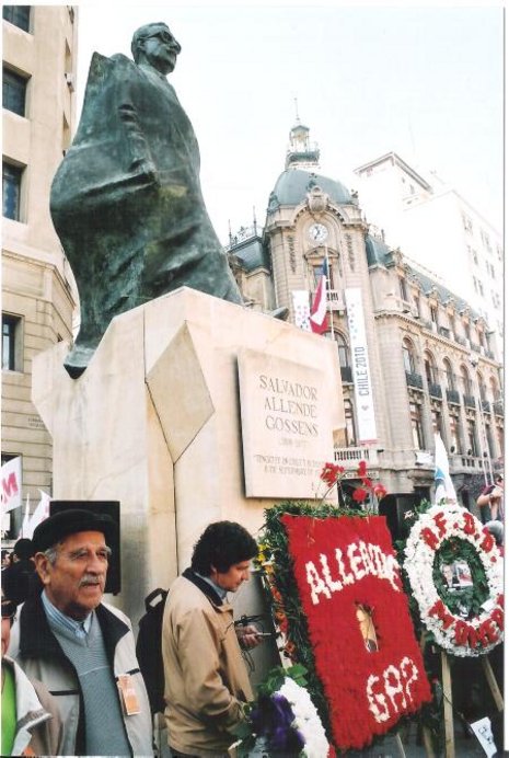 Jedes Jahr am 11. September wird wie hier 2009 am Allende-Denkmal nahe der Moneda, des Regierungspalastes in Santiago, an die Opfer des Militärputsches von 1973 erinnert.