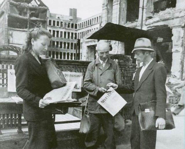1946: Zeitungsverkauf im kriegszerstörten Berlin