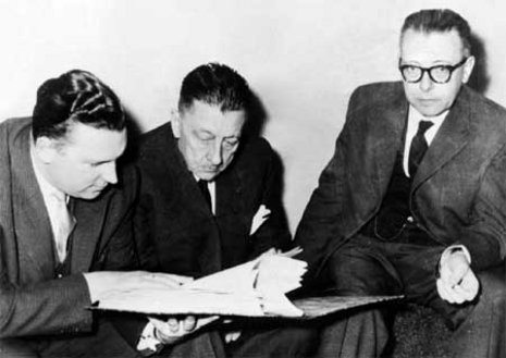 Viktor Agartz (Mitte) 1957 mit seinen Verteidigern Diether Posser (links) und Gustav Heinemann