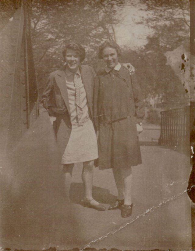 Martha Naujoks 1928 mit einer Freundin, nach der gemeinsamen Emanzipation vom Pferdeschwanz.