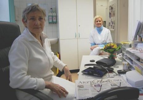 Praxis am Ostbahnhof: Ärztin Monika Schulthes (vorn) mit Krankenschwester Kerstin Siebert
