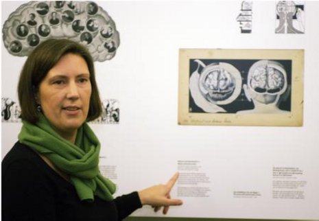 Kuratorin Uta von Debschitz vor einem der wenigen Original-Illustrationen: Das Hirn gleicht einer Walnuss.