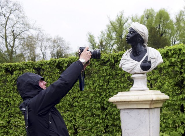 Ein Fotograf der Deutschen Presse-Agentur macht am Freitag beim Ortstermin im Park Sanssouci Aufnahmen im Ersten Rondell