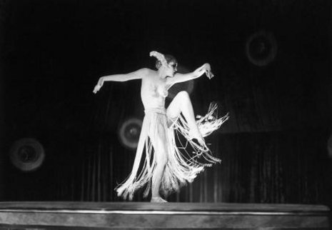 Die Maschinen-Maria (Brigitte Helm) im Saal des Tanzes