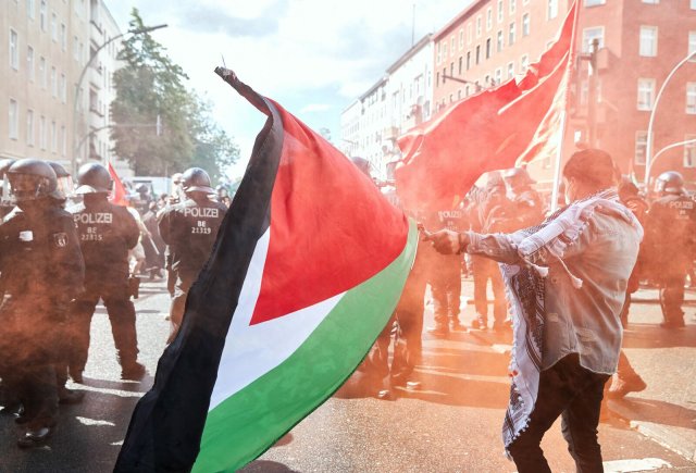Hamas-Symbole und Judenfeindlichkeit: Durch nichts zu rechtfertigen, auch nicht durch die lange konfliktreiche Geschichte von Jüd*innen und Palästinenser*innen – aber erwähnt werden muss sie doch