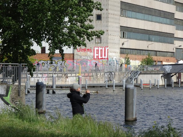 Menschen zieht es magisch an die Ufer, wie hier an der Spree in Berlin-Oberschöneweide.