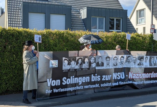 In der Nachbarschaft von Verfassungsschutzchef Haldenwang in Wuppertal wurde an die Verstrickung von V-Leuten in den Anschlag erinnert.