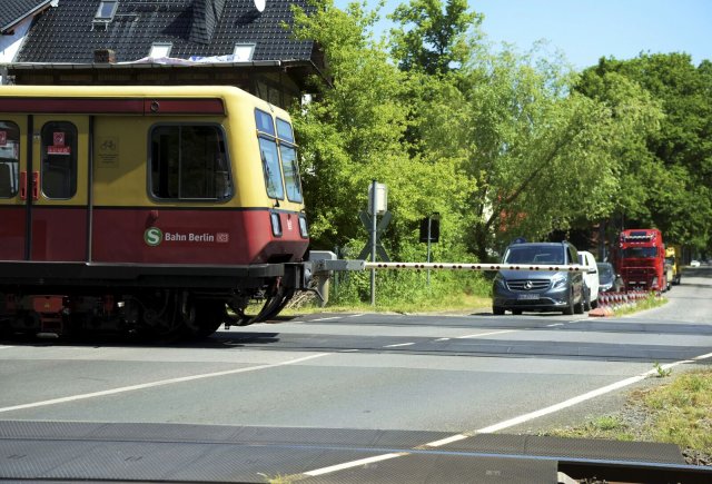 Am Bahnübergang Friedenstraße. 1999 ereignete sich hier ein tödlicher Unfall. Ein Zug fuhr in ein steckengebliebenes Auto. Danach wurden Halbschranken eingebaut.