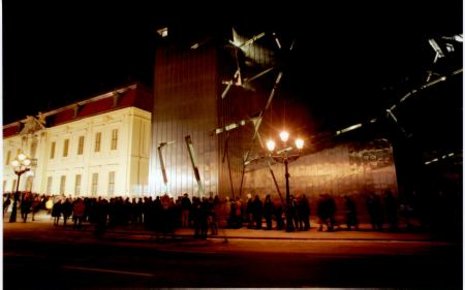 Besucherschlangen bei Nacht vor dem J&#252;dischen Museum