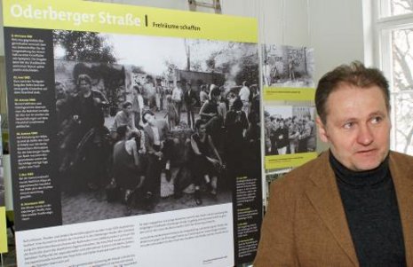 Museumsleiter Bernd Roder vor einem Ausstellungsst&#252;ck zur Oderbergerstra&#223;e