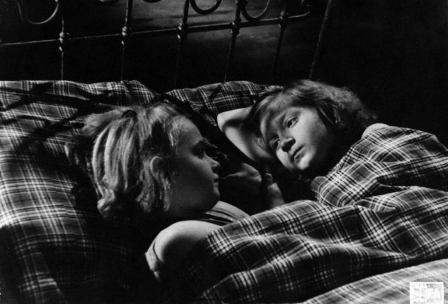 Die frühen Defa-Filme stellten die moralische Abrechnung mit der NS-Zeit in den Vordergrund: Eveline Köhler und  Dorothea Müller in »Die Buntkarierten« (1949)