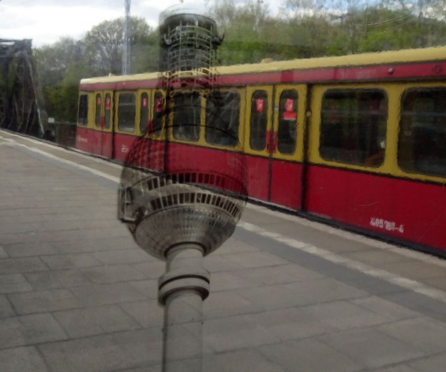 Zwei DDR-Ikonen am Bahnhof Storkower Straße: Die in Hennigsdorf bei Berlin gebauten Züge der Baureihe 485 sollen spätestens 2023 aufs Abstellgleis rollen – der Fernsehturm wird bleiben.