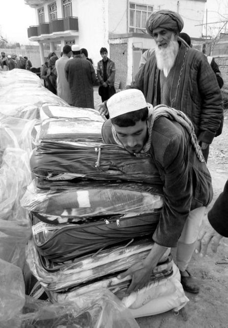 Im nordafghanischen Kundus begann am Donnerstag die Verteilung von Hilfspaketen der Bundeswehr an bedürftige Familien. Foto: dpa