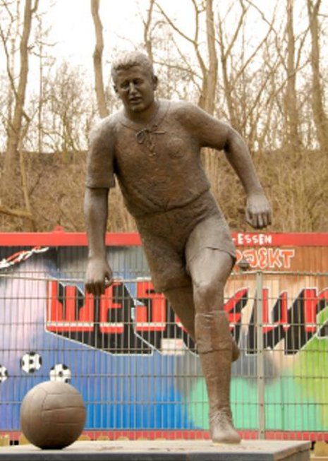 Helmut Rahns Denkmal ist bis zum 31.10. in der Heldenausstellung in Hattingen zu sehen, bevor es vor das Essener Stadion zur&#252;ckkehrt.