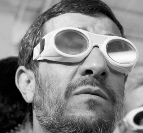 Präsident Ahmadinedschad auf einer Schau für Lasertechnik Foto: dpa