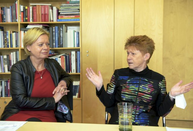 Haushaltsexpertin Gesine Lötzsch (l.) und Bundestagsvizepräsidentin Petra Pau