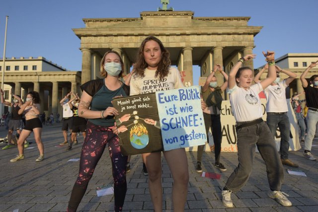 Sie verspüren Wut und sprühen doch vor Energie: Klima-Aktivist*innen bei einem Flashmob vor dem Brandenburger Tor in Berlin