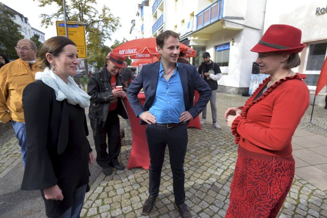 Janine Wissler (l.) und Anke Domscheit-Berg (r.) am Freitagvormittag in der Innenstadt von Oranienburg