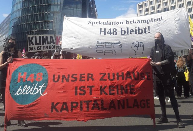 Die Bewohner*innen der H48 auf einer Mietendemo im Mai am Potsdamer Platz