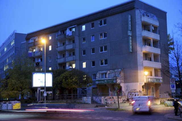 Mindestens 16 Wohnungen des Wohnblocks am Ostbahnhof in Berlin-Friedrichshain stehen schon leer. Wegen der Neubaupläne wird fleißig entmietet.