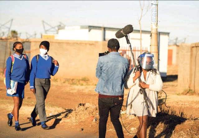 Bei den Dreharbeiten: Buhle Mdluli (links) mit ihrer Freundin auf dem Weg zur Schule