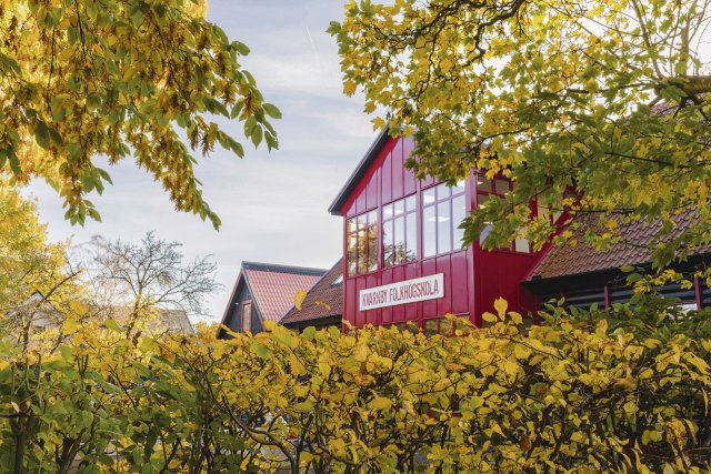 Das Hauptgebäude der Volkshochschule liegt in grüner Umgebung an Malmös östlichem Stadtrand.
