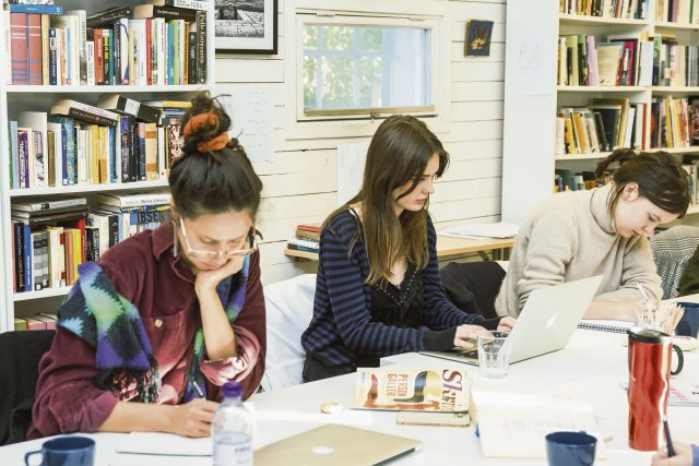 In einem zweijährigen Kurs erlernen junge Autorinnen wie Andrea Huberyc, Hilda Kraft und Alva Larsson Techniken des kreativen Schreibens.
