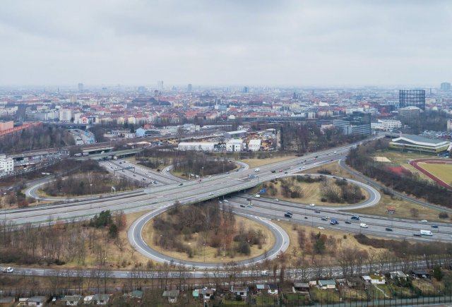 Allein beim Autobahnkreuz Schöneberg würde durch den Abriss der A103 eine riesige Fläche für andere Nutzungen freiwerden.