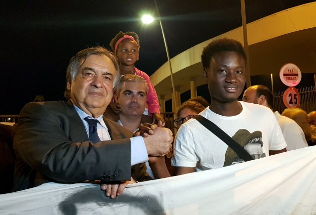 Der Bürgermeister von Palermo, Leoluca Orlando, unterstützt politische und soziale Kämpfe auch auf der Straße – hier bei einer Solidaritätskundgebung am Hafen von Palermo für Migranten aus dem Mittelmeerraum.