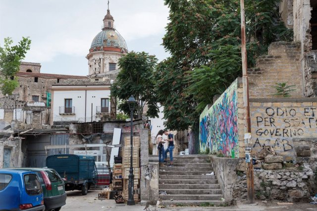 In den Straßen von Palermo. Viele Geflüchtete hoffen, in der Stadt eine neue Heimat zu finden.  Zum Straßenbild gehören auch Aktivitäten wie das von afrikanischen Migranten unter anderem für Kinder organisierte Straßenfest »No Borders«.