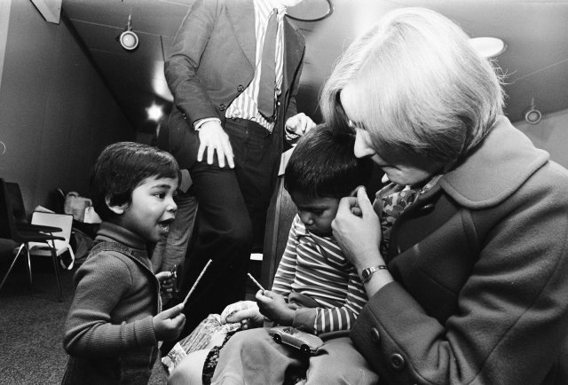 Adoptivkinder aus Bangladesch kommen im April 1975 am Amsterdamer Flughafen Schiphol an.