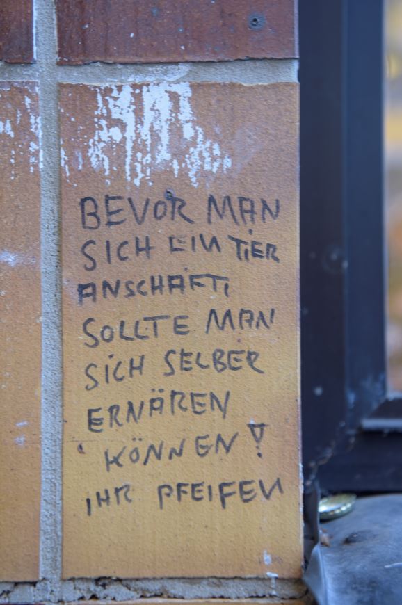 Schriftzug vor dem Eingang der Berliner Tiertafel.