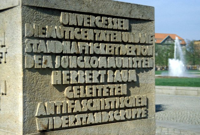 Auch die kommunistische Widerstandsgruppe von Herbert und Marianne Baum wurde verraten (Gedenkstein in Berlin-Mitte)