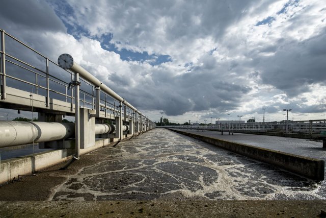 Hier, im Klärwerk Schönerlinde im Nordosten Berlins, soll Wasser zukünftig durch eine Ozonanlage von schwer abbaubaren Stoffen wie Medikamentenresten gereinigt werden.