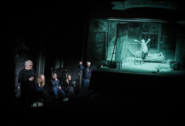 Nicht in Farbe, aber jetzt mit Ton: »Der Hofmeister« von Bertolt Brecht am Deutschen Theater Berlin