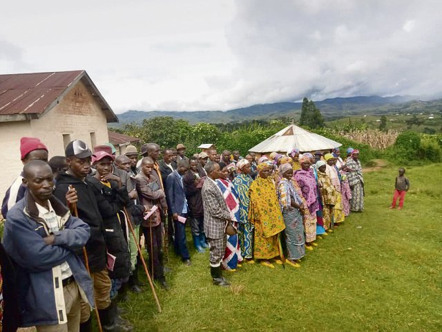 Gruppenbild nach einer Versammlung: Die Spar- und Kreditvereine in Kongo setzen auf gegenseitige Unterstützung.