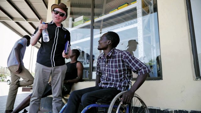 Der Aktivist für Behindertenrechte John Chiti, selbst von Albinismus betroffen, ermutigt junge Menschen, ihre Träume zu verwirklichen.