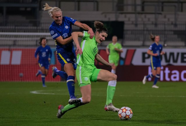 Dominique Janssen (r.) wehrte mit Wolfsburg alle Angriffe der Spielerinnen des FC Chelsea um Pernille Harder erfolgreich ab.