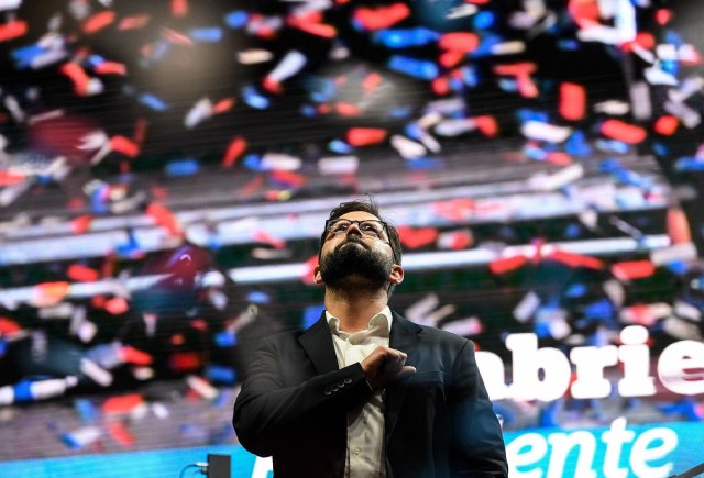 Chiles frisch gewählter Präsident Gabriel Boric hält nach seinem grandiosen Wahlsieg eine Ansprache ans geneigte Publikum.